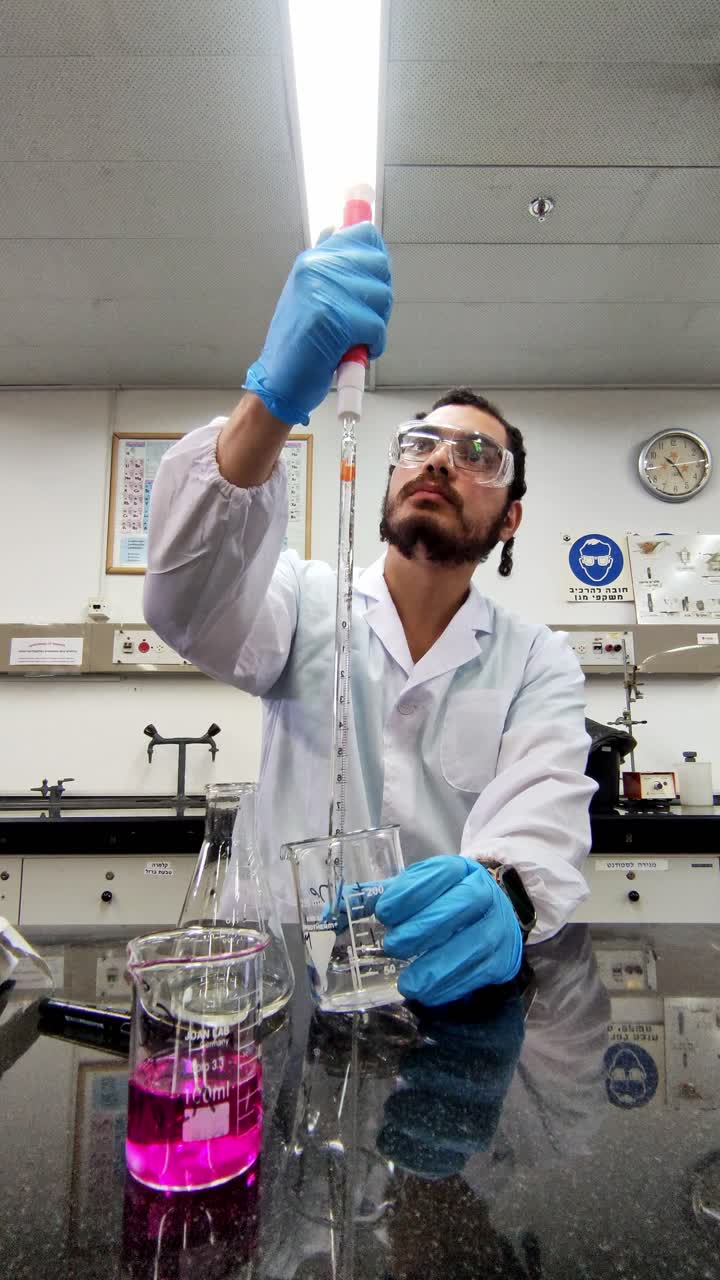 científico realizando un experimento de laboratorio