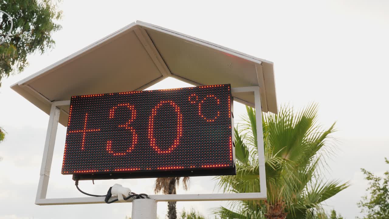 tabla de playa con lecturas de temperatura del aire. descanso cómodo