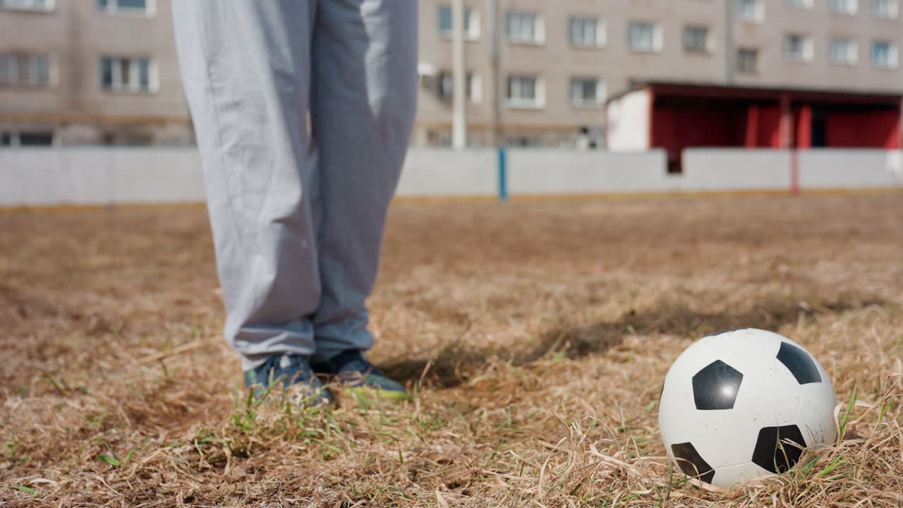 경기장에서 경쟁자가 공 위로 높이 뛰어오르고, 참가자는 즐거운 훈련 세션 동안 공을 뛰어넘고, 선수는 잔디밭에서 공 위로 날렵한 발놀림과 활기찬 움직임을 보여주고 있어요.