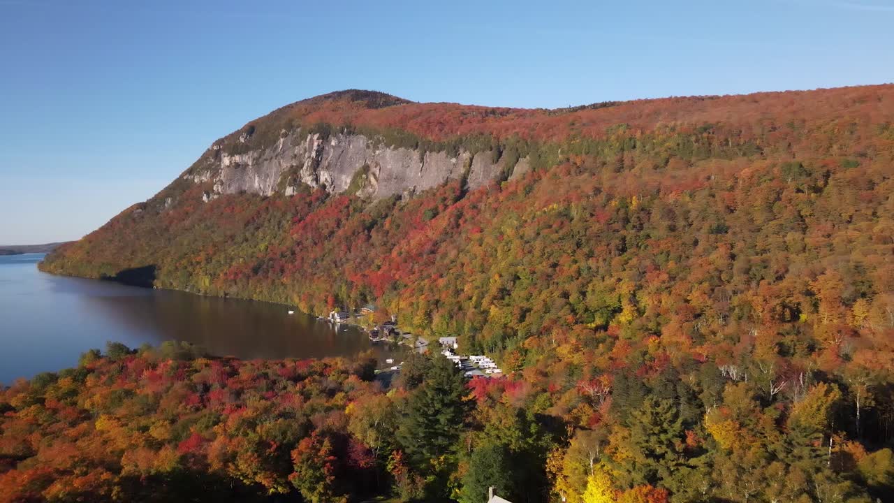버몬트 주 웨스트모어에 있는 윌러비 주립 숲에서 단풍이 절정에 달하는 동안 호르 산, 피스가 산, 윌러비 호수 주변의 아름다운 공중 드론 영상