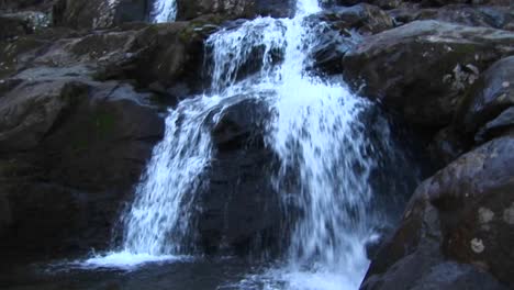 Pan-Up-Shot-De-Una-Cascada-En-Las-Montañas-Blue-Ridge