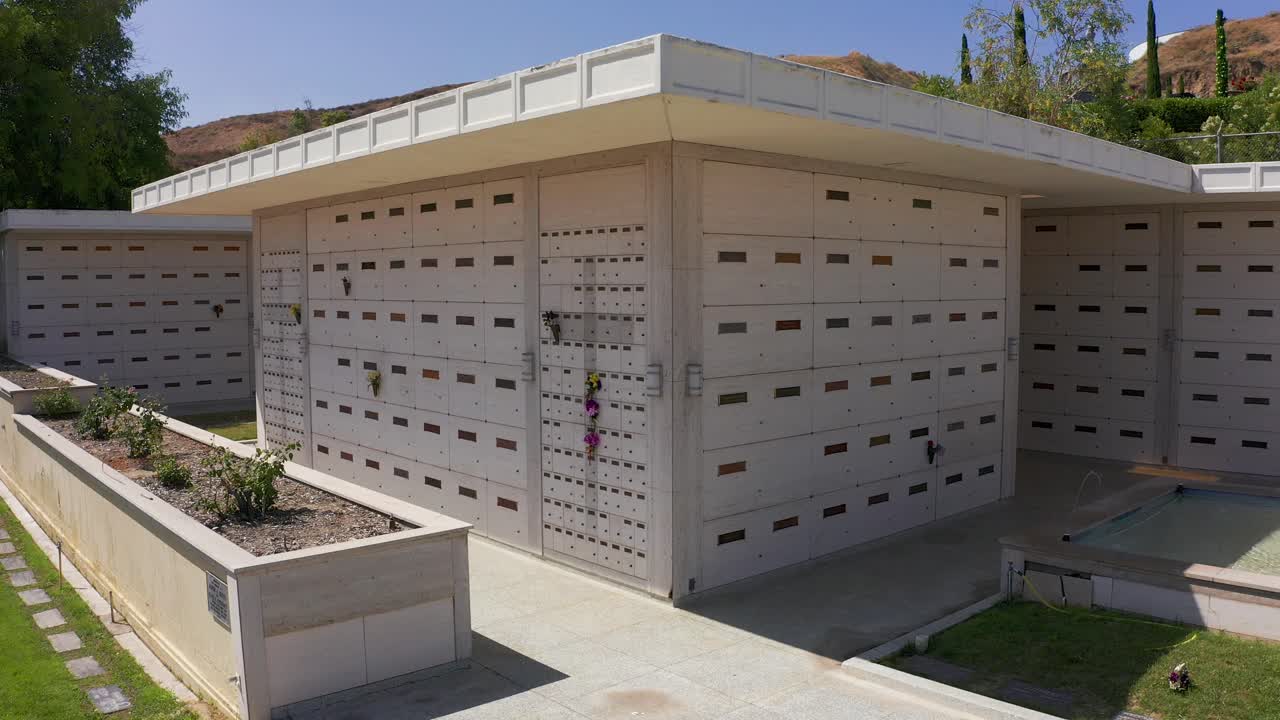 tomada aérea de un mausoleo de piedra en una morgue en california