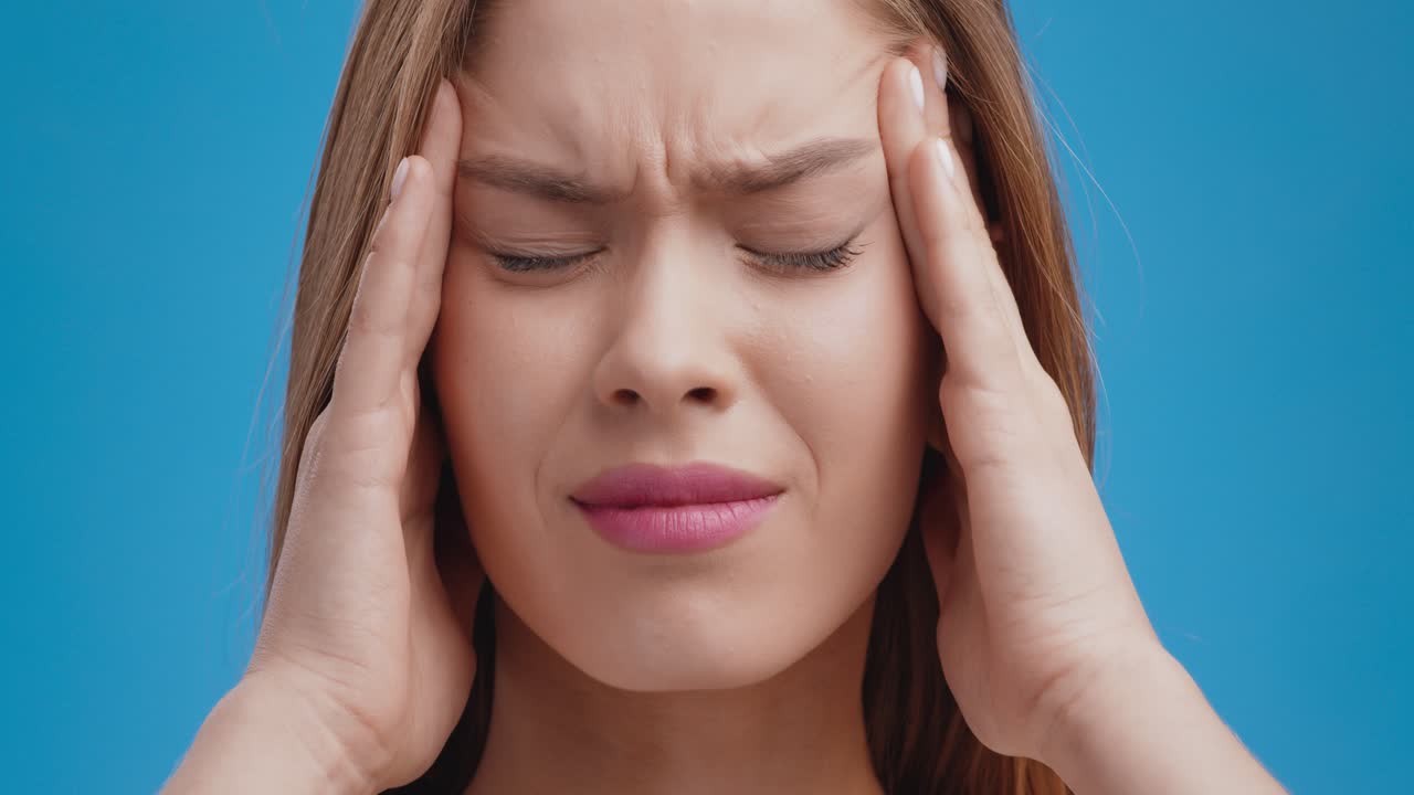 mujer con dolor de cabeza