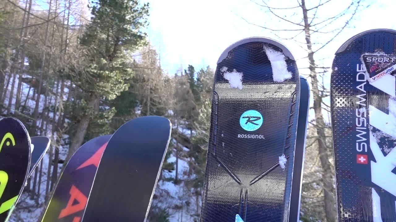 esquís fuera de un teleférico durante un ascenso en los alpes suizos durante la mañana, rayos de sol