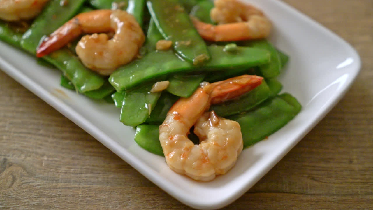 새우를 곁들인 녹색 완두콩 볶음 - 수제 음식 스타일