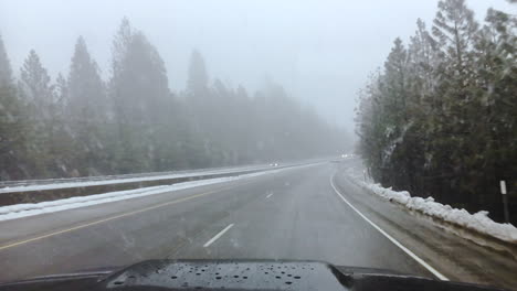 Un-Camión-Conduce-A-Través-De-Nevadas-Moderadas-Mientras-Los-Limpiaparabrisas-Mantienen-El-Parabrisas-Despejado-Y-La-Carretera-Comienza-A-Curvarse