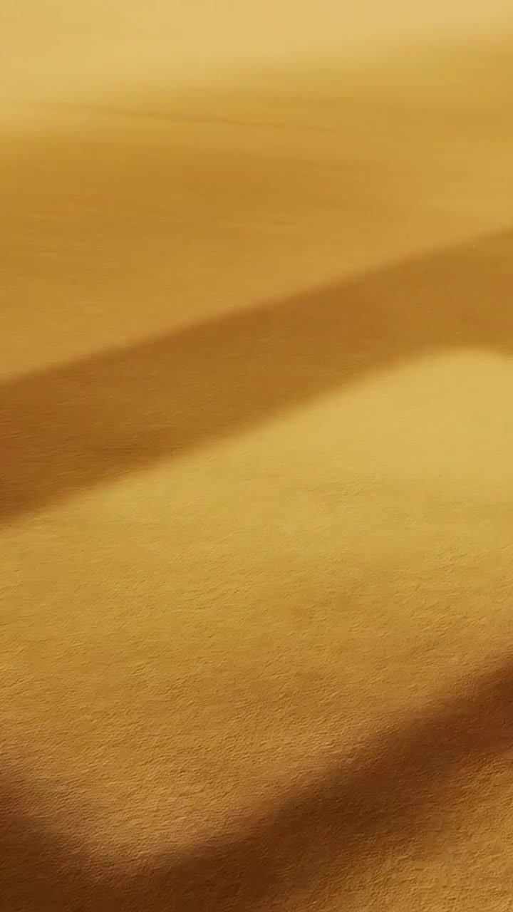 Vídeo vertical: Sombra de janela em movimento atravessando o tapete em um quarto com mancha de sol de uma panorâmica da câmera.