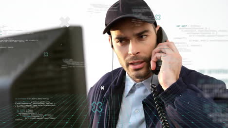 animación de procesamiento de datos sobre hombre de seguridad caucásico usando teléfono y monitor