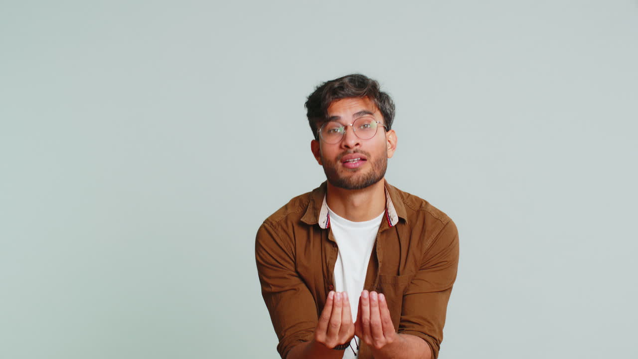 hombre frotando los dedos muestran efectivo gesto demandas para pagar la deuda tomar préstamo hacer compras mendigar