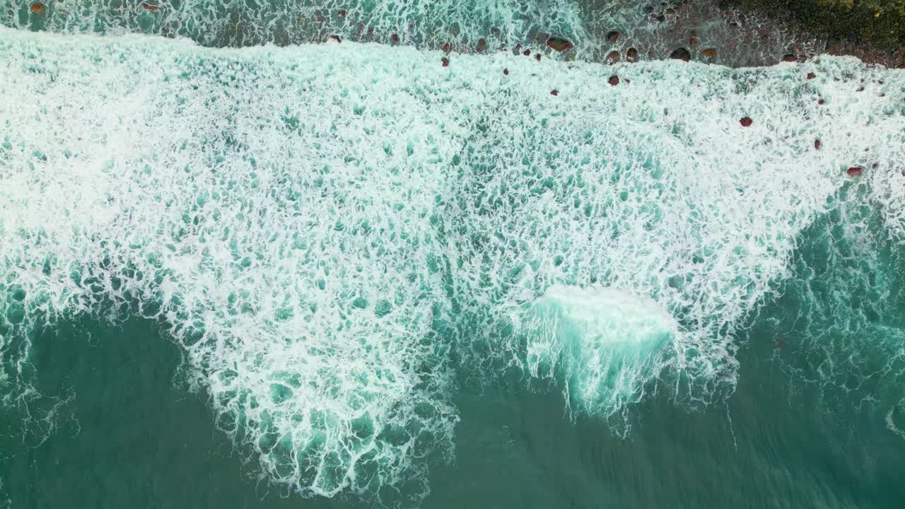 포르투갈 마데라 의 해변 에 어지는 거품 같은 바다 파도 의 위상 - 드론 촬영
