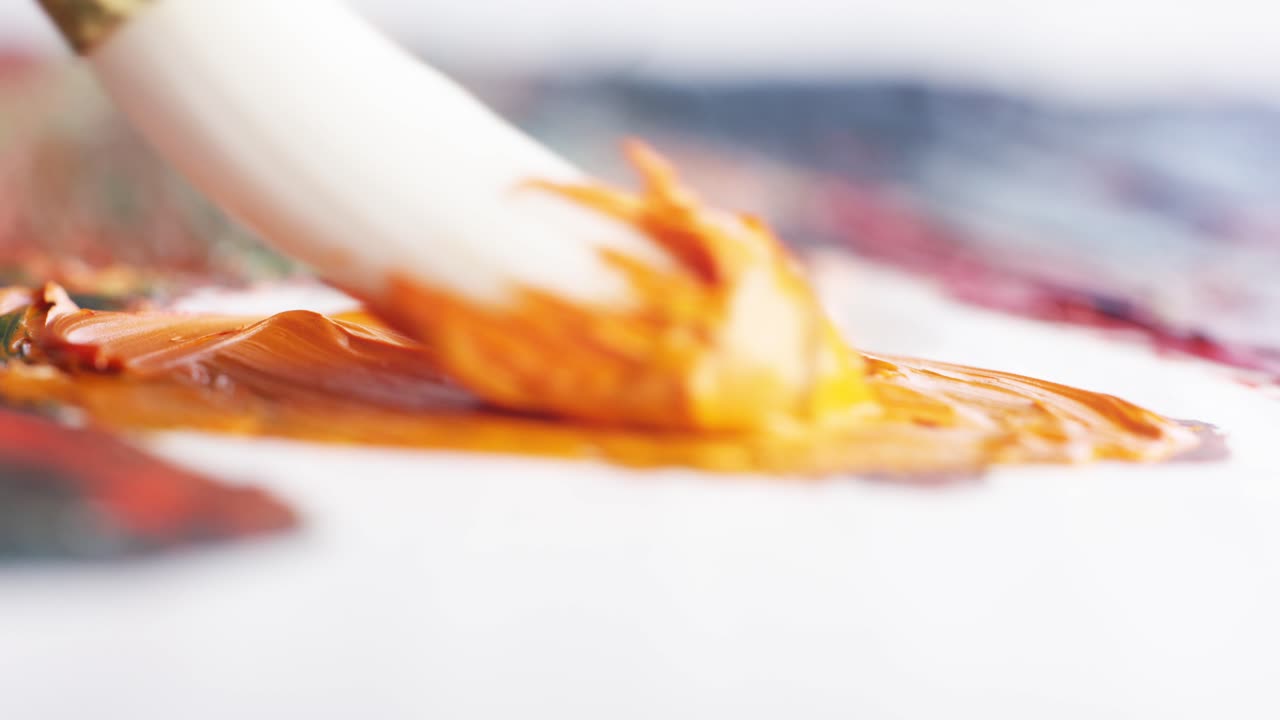 팔레트 에 기름 페인트 브러쉬 로 그림 을 그리는 것