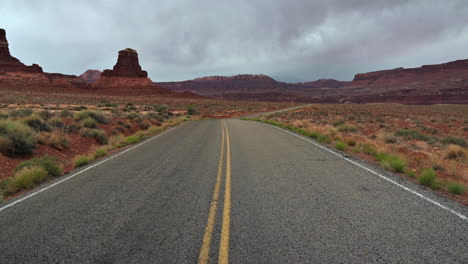 Carretera-Pavimentada-Vacía-Hacia-El-Camping-Hite-Marina-En-Hite,-Utah,-Estados-Unidos