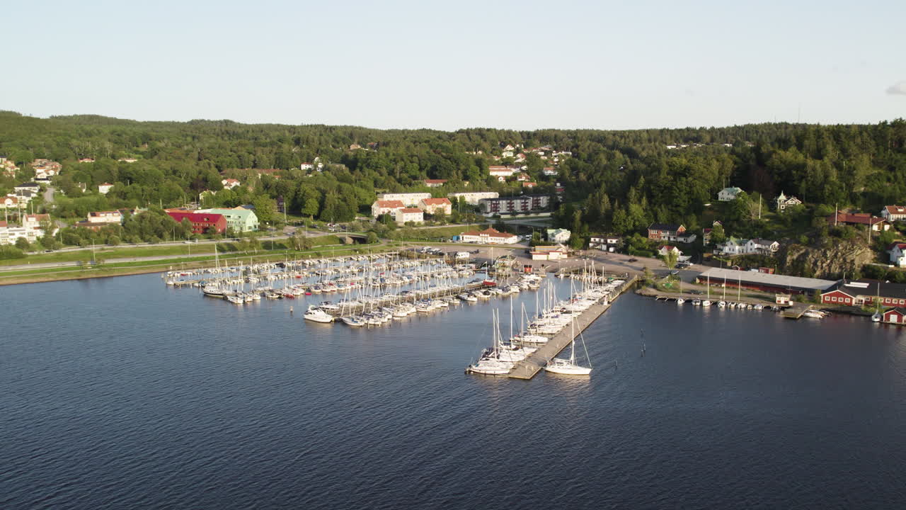 스웨덴의 ljungskile batklubb marina의 풍경적인 공중 풍경, 선박이 정박하고 울창한 초록색