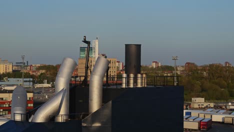 Los-Potentes-Motores-Del-Ferry-Emiten-Gases-De-Escape-A-Través-De-Las-Chimeneas,-Que-Están-Calientes-Y-Se-Puede-Ver-El-Aire-En-Movimiento.