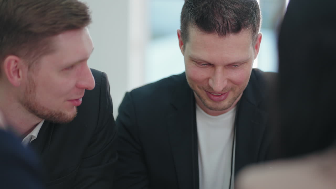 마케팅 부서의 전문가들의 비즈니스 회의 남자들은 개발 전략을 논의하고 있습니다.