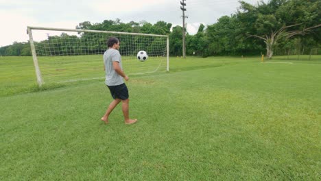 Joven-Haciendo-Malabares-Con-Una-Pelota-De-Fútbol