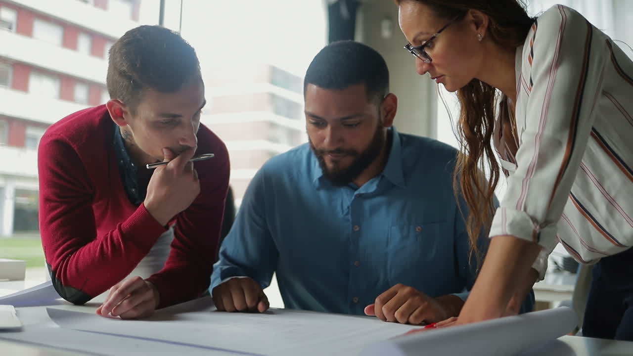 un equipo de jóvenes empresarios enfocados que trabajan juntos.