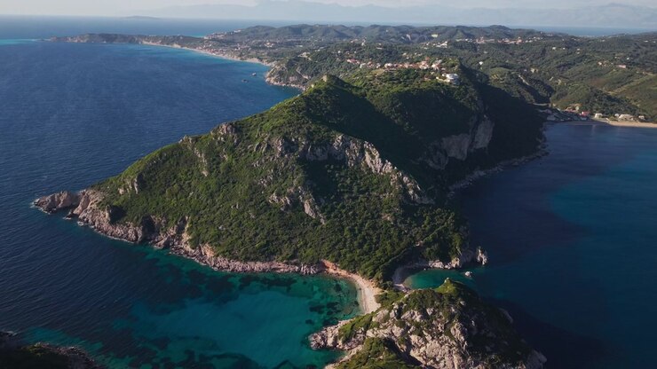 Volo di drone sulla scenografica doppia spiaggia di Porto Timoni a Corfù, Grecia.