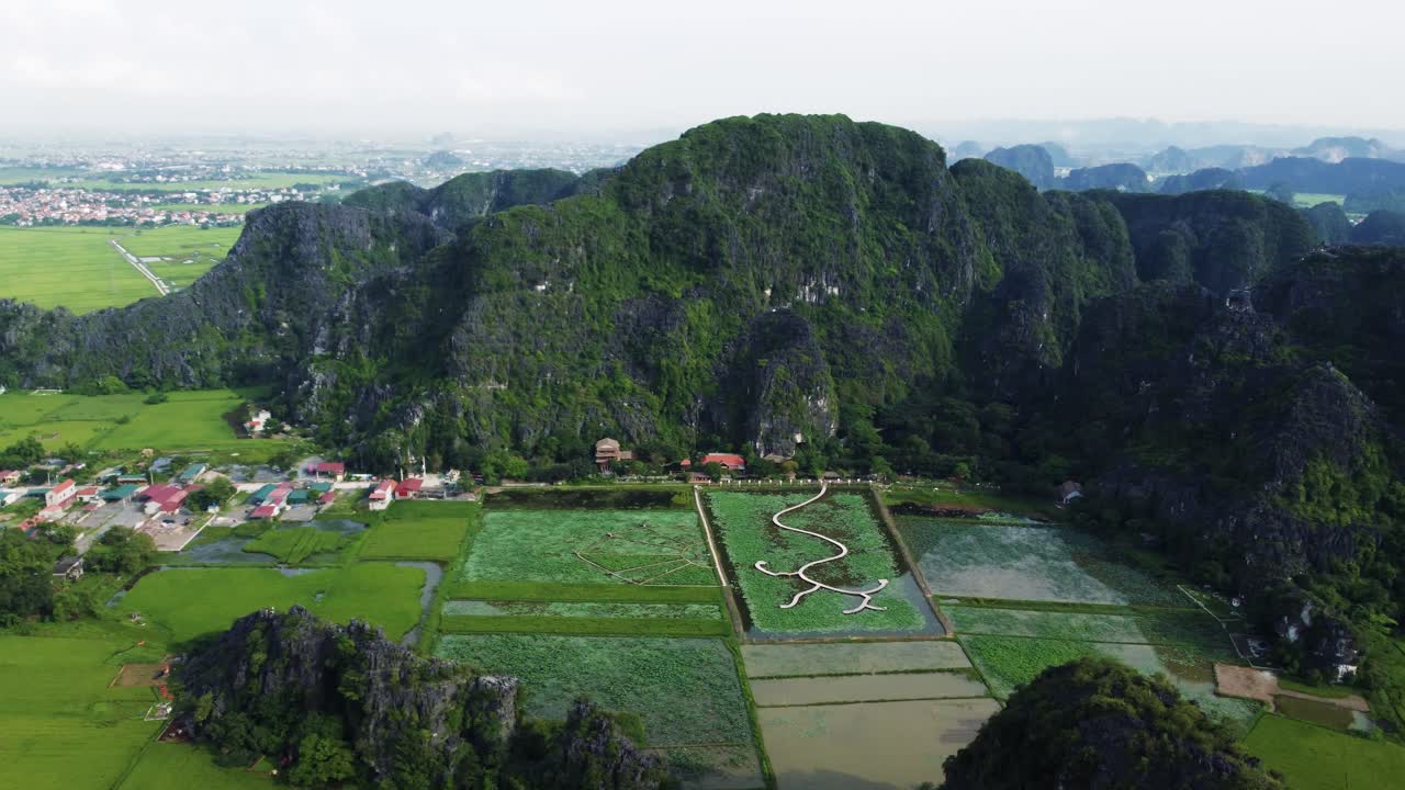 베트남의 네이진에서 석회암 산을 따라 높은 고도에서 날아갑니다.