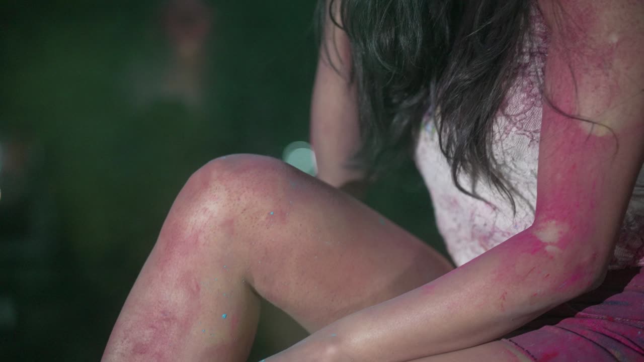 joven india bailando con polvo de color seco holi explotando a su alrededor