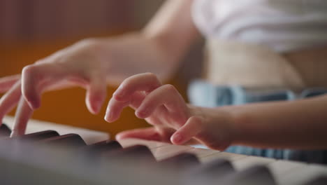 Girl-with-spinal-injury-plays-musical-composition-on-piano