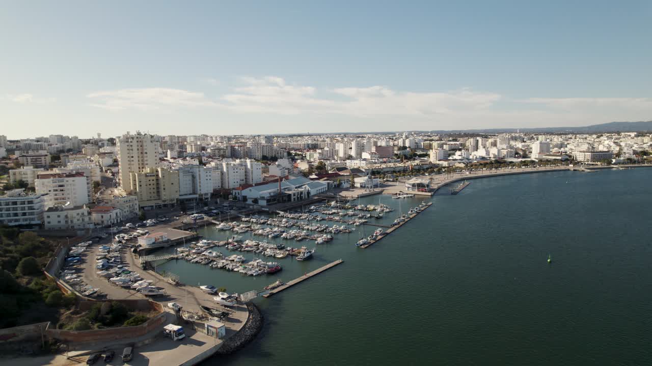 puerto de portimao contra la orilla del río, paisaje urbano de portimao