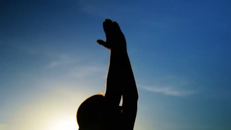 Frau-Macht-Yoga-Am-Strand