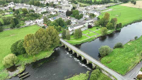 Kilkenny-Irlanda-Establecimiento-Aéreo-Inistioge-Disparó-Alto-Sobre-El-Río-Y-El-Pueblo-En-Un-Cálido-Día-De-Verano