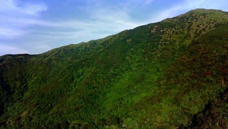 vista aérea de la montaña tai mo shan, el pico más alto de hong kong