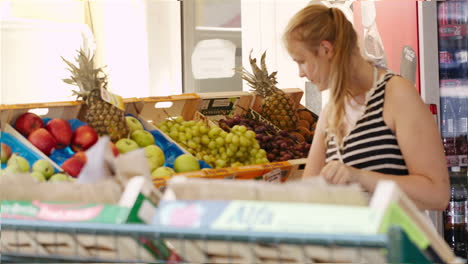 Junge-Frau-Kauft-Frisches-Obst