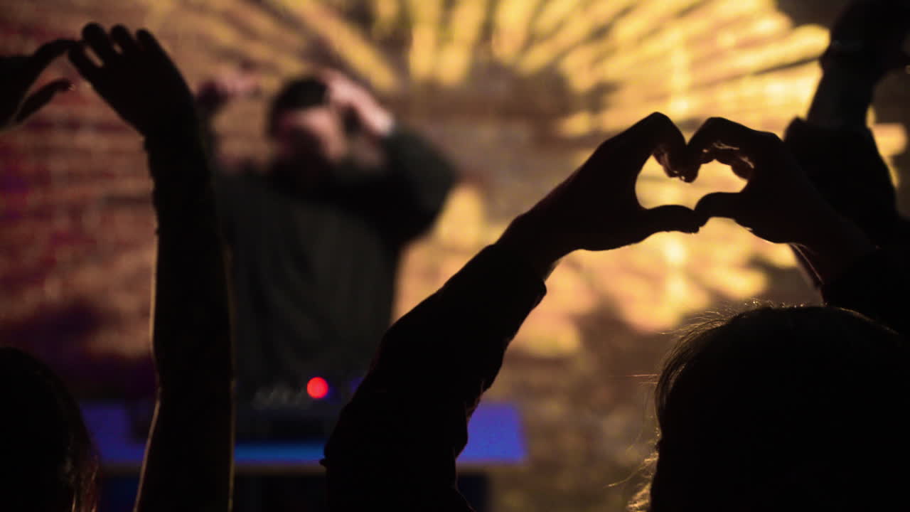 hombre pinchando en la discoteca