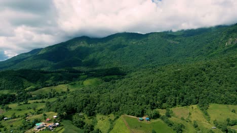4k naturaleza cinematográfica imágenes aéreas de drones de las hermosas montañas y campos de arroz de ban pa pong piang en doi ithanon junto a chiang mai, tailandia en un día soleado