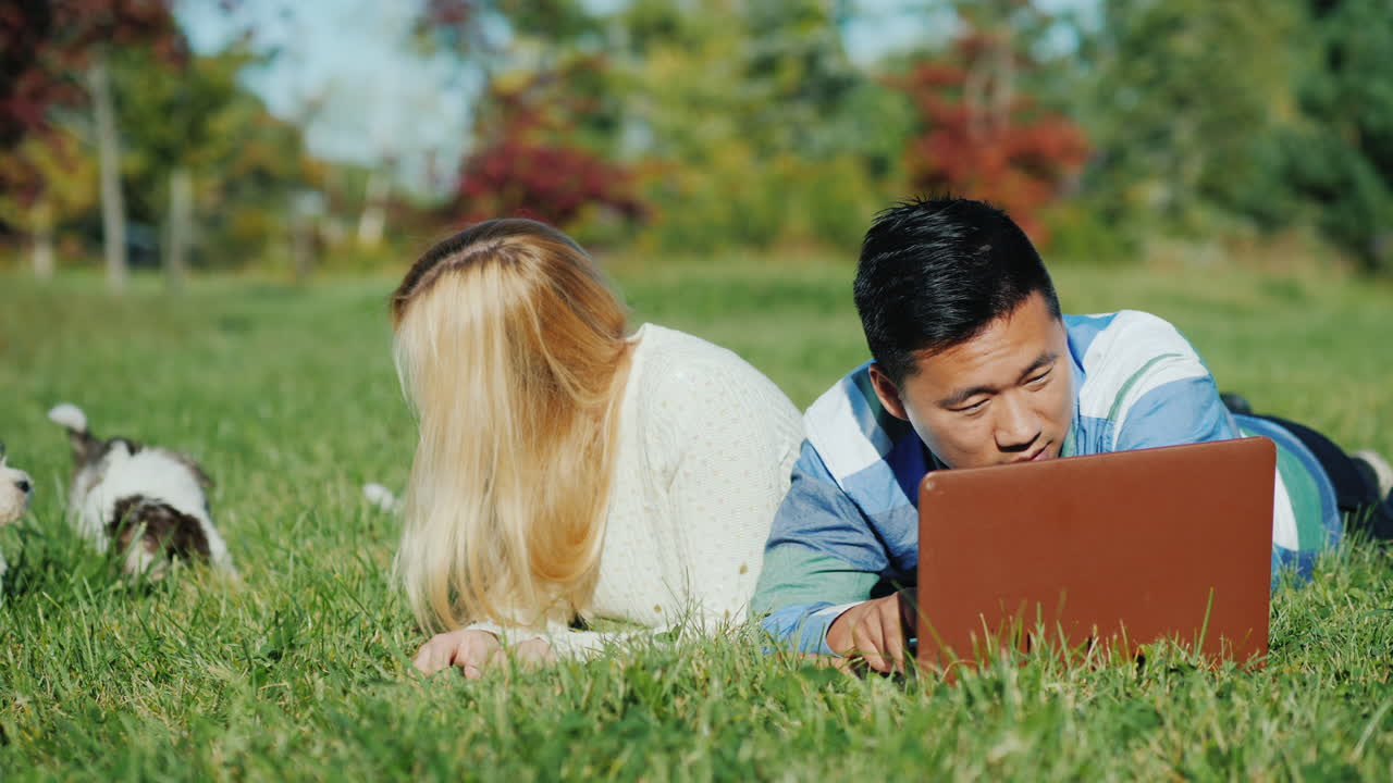 강아지와 노트북을 가진 젊은 부부