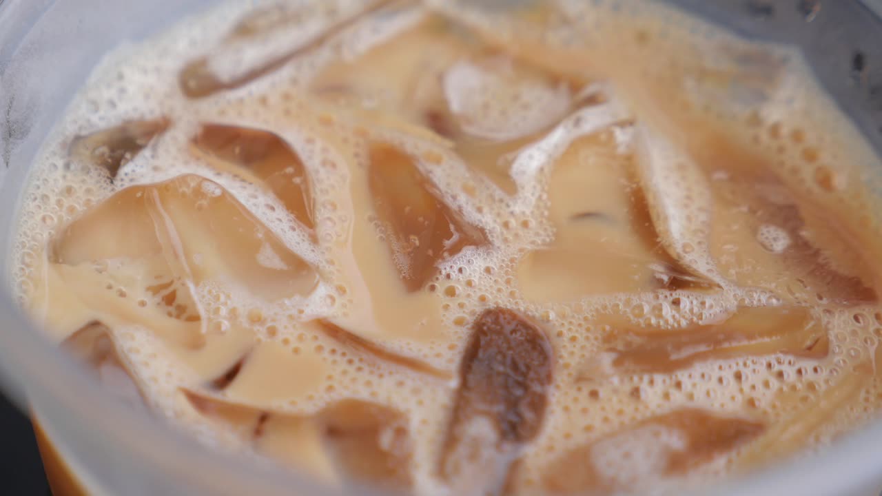 플라스틱 컵 에 인 얼음 커피