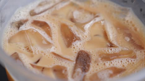 café helado en una taza de plástico