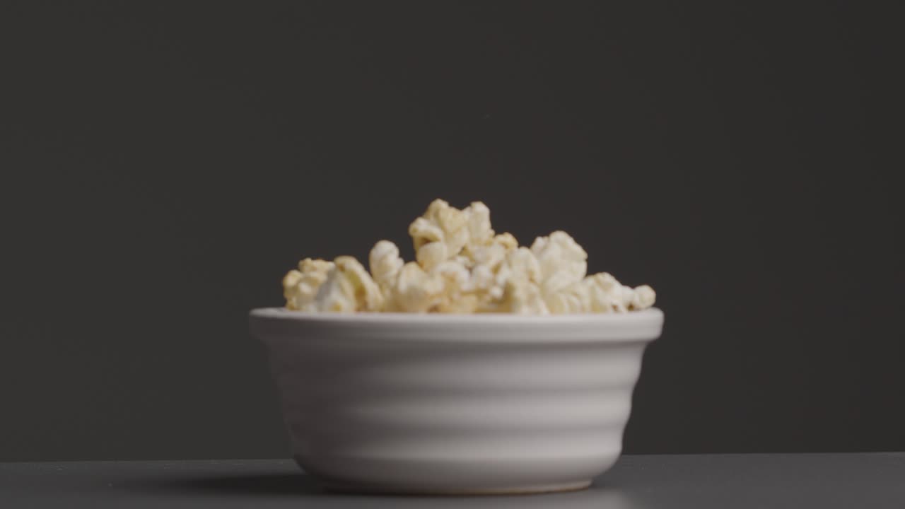 disparo deslizante alejándose de un plato de palomitas de maíz