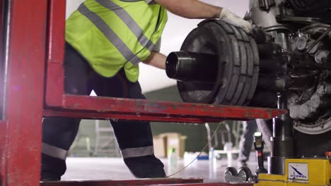 mantenimiento de los frenos de las ruedas de los aviones