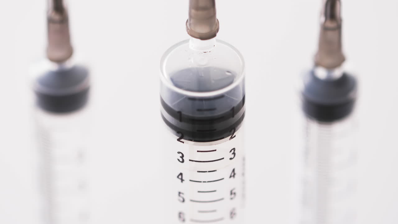 vídeo de tres jeringas y espacio de copia sobre fondo blanco