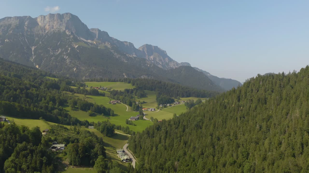 Vista mozzafiato di un paesaggio panoramico nell'Europa rurale, montagne sullo sfondo.