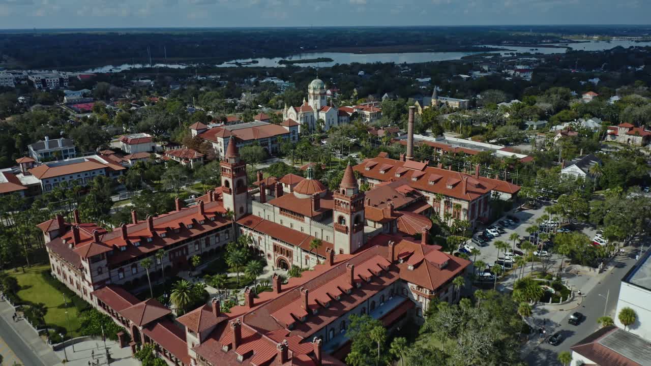 Il video mostra gli edifici distintivi con tetti rossi e l'architettura storica di St. Augustine sotto un cielo parzialmente nuvoloso. Ideale per documentari storici o servizi di viaggio.