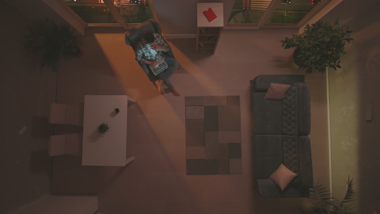 저녁에 노트북에서 일하는 남자