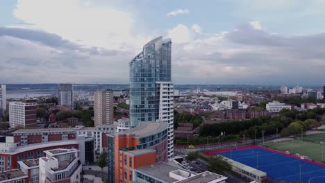 gunwharf quays plaza mostrando no