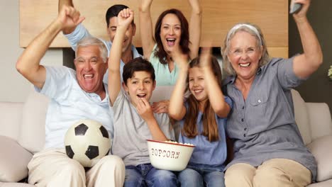 Familia-Feliz-Viendo-Fútbol-En-La-Televisión