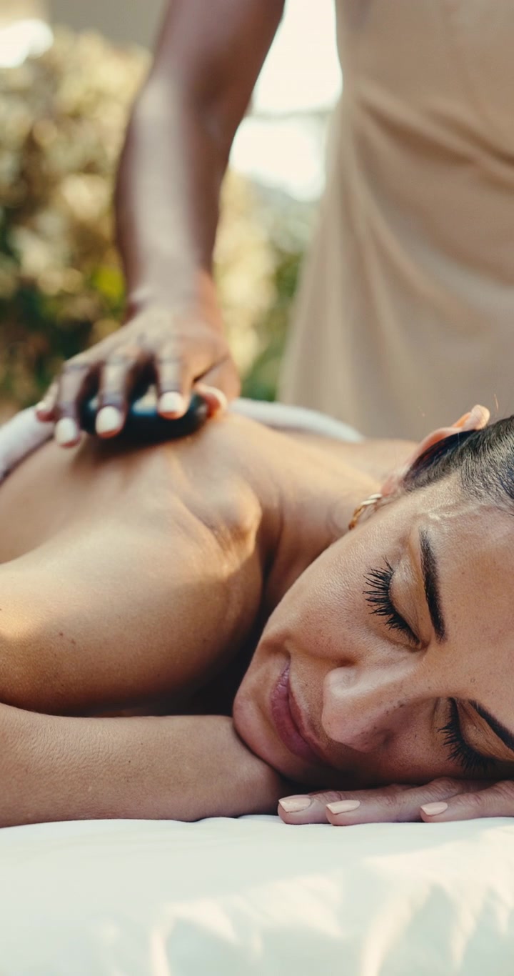 Kvinde får Hot Stone massage på spa