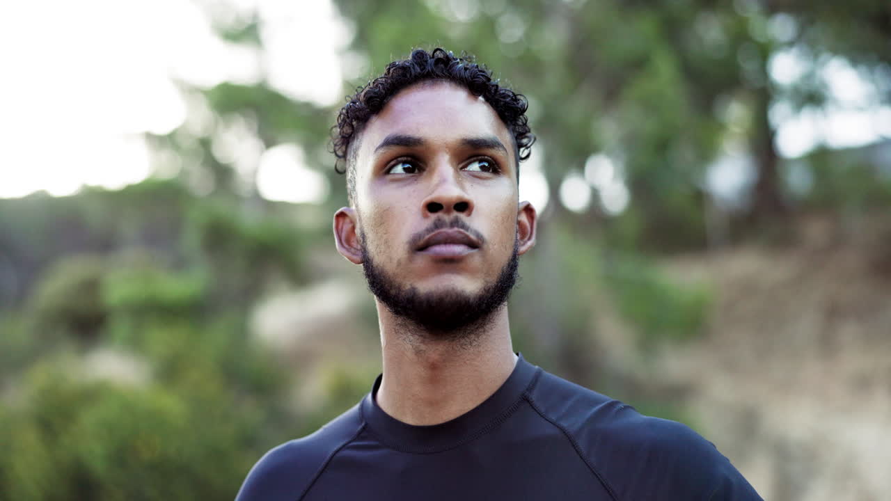 serio, en forma y listo con el hombre en la naturaleza