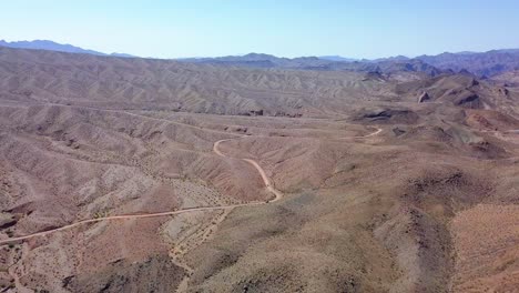 Luftdrohnenansicht-Mit-Blick-Auf-Den-Verkehr-Auf-Einer-Wüstenstraße,-Im-Sonnigen-Kingman-Wash,-Usa