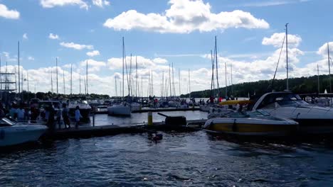 Barcos-Y-Yates-De-Vela-En-Los-Lagos-De-Polonia