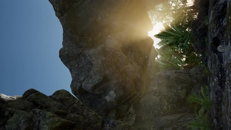luz del sol dentro de una cueva misteriosa