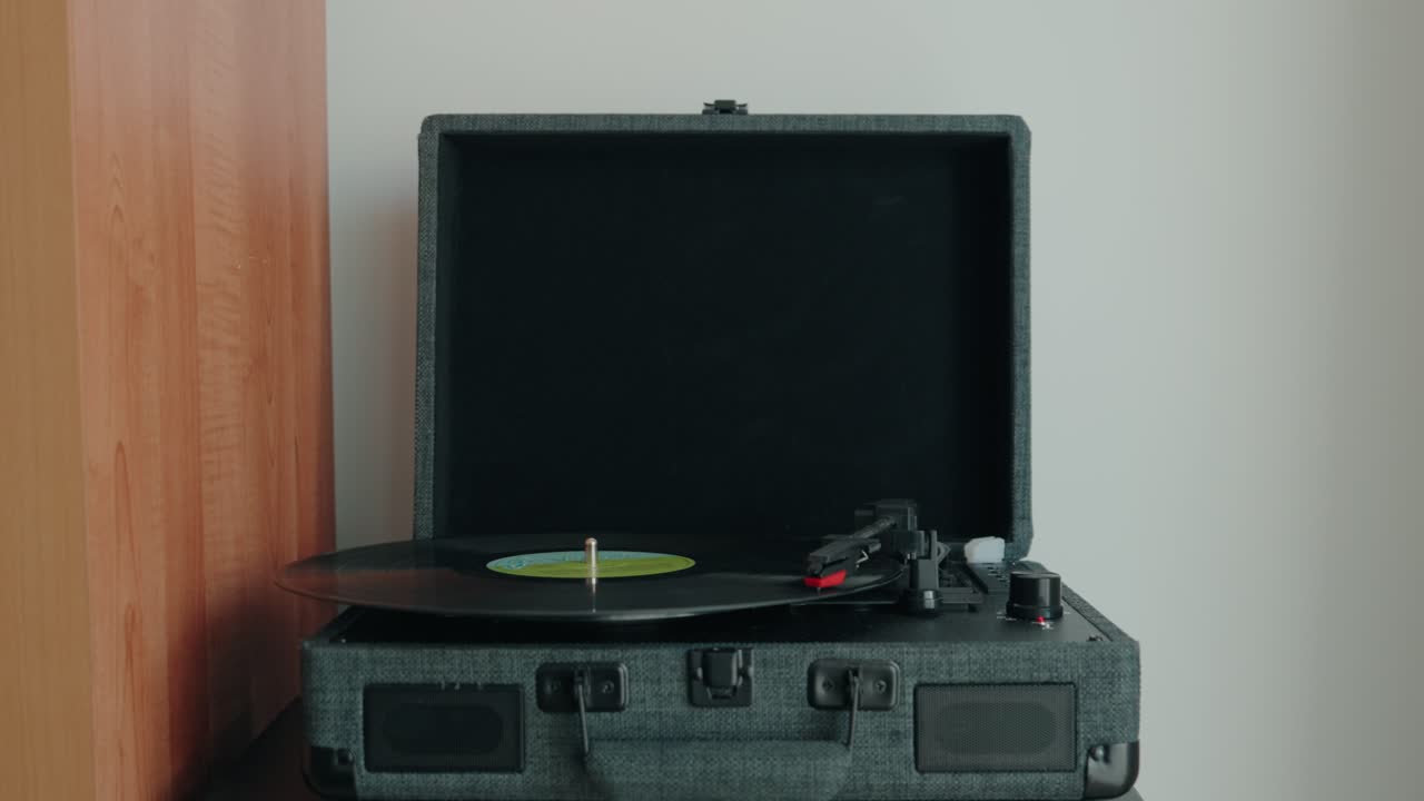 레트로 턴테이블에서 재생 중인 바이닐 레코드 클로즈업