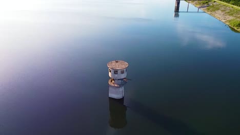 Wegfliegen-Von-Einer-Alten,-Verlassenen-Staudamm-Wasserstation